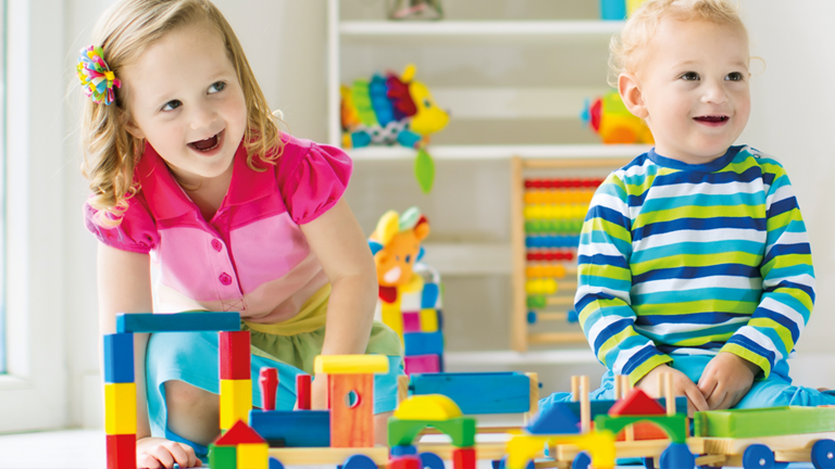 Kinder spielen glücklich in wohngesundem Kinderzimmer Kinder spielen glücklich in wohngesundem Kinderzimmer