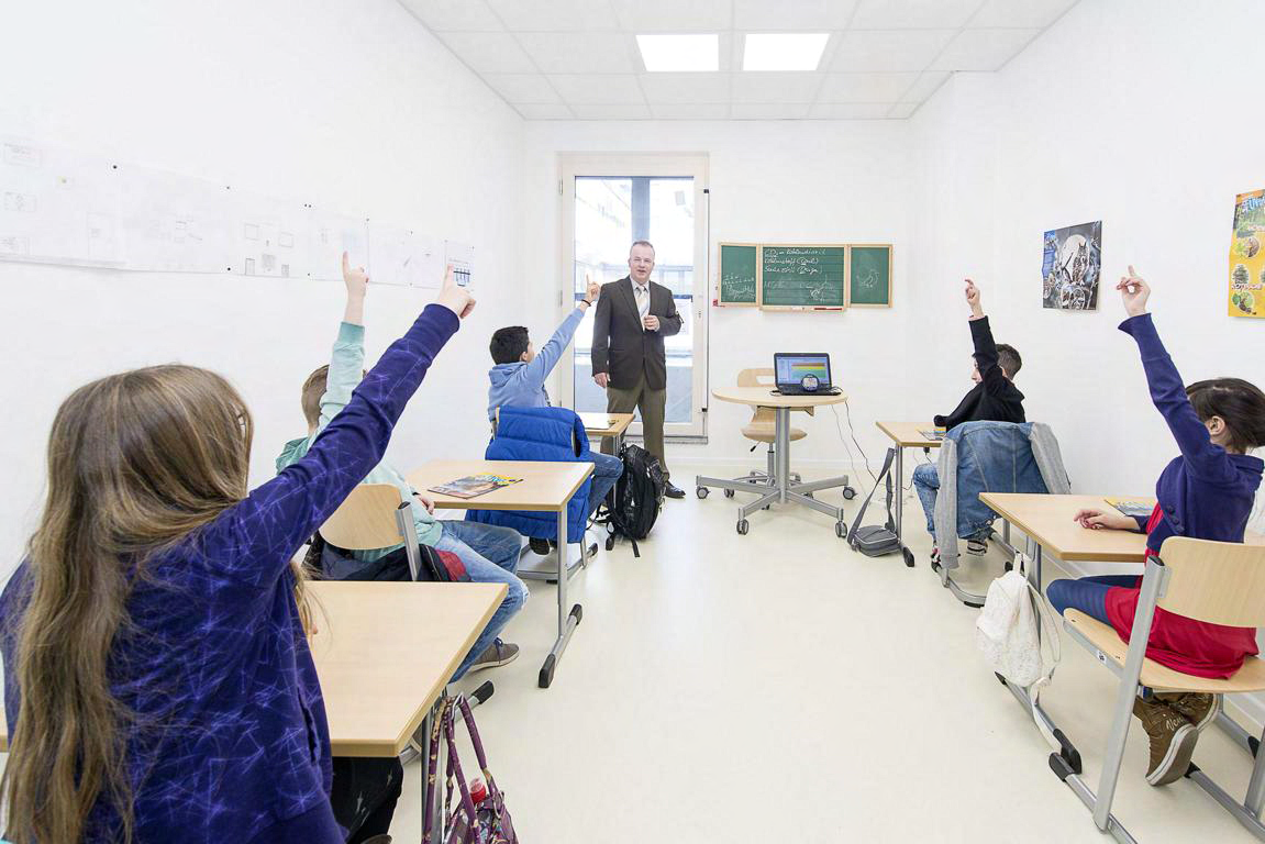 Im Klassenraum mit den geprüften Produkten, wurde eine geringe und unbedenkliche Menge an Schadstoffausstoß nachgewiesen. Im Klassenraum mit den geprüften Produkten, wurde eine geringe und unbedenkliche Menge an Schadstoffausstoß nachgewiesen.