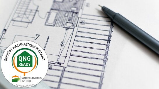 QNG-ready Architekten Eine Bauzeichnung mit Stift und Lineal daneben. An der Seite sieht man das QNG-ready Siegel