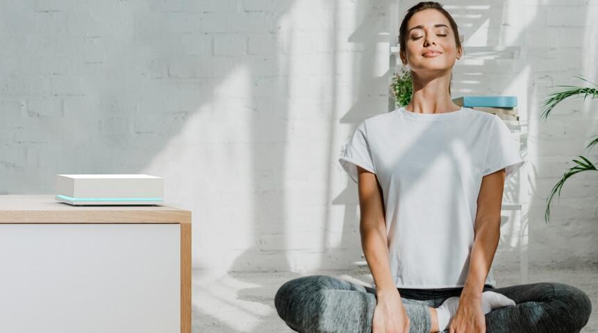 Lair yoga Frau sitzt auf dem Boden und macht Yoga