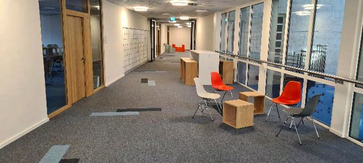 Im Angell-Gymnasium in Freiburg schafft der schadstoffgeprüfte Nadelvliesbelag FINETT DIMENSION eine gesunde Lernumgebung. Foto: Findeisen Im Angell-Gymnasium in Freiburg schafft der schadstoffgeprüfte Nadelvliesbelag FINETT DIMENSION eine gesunde Lernumgebung. Foto: Findeisen