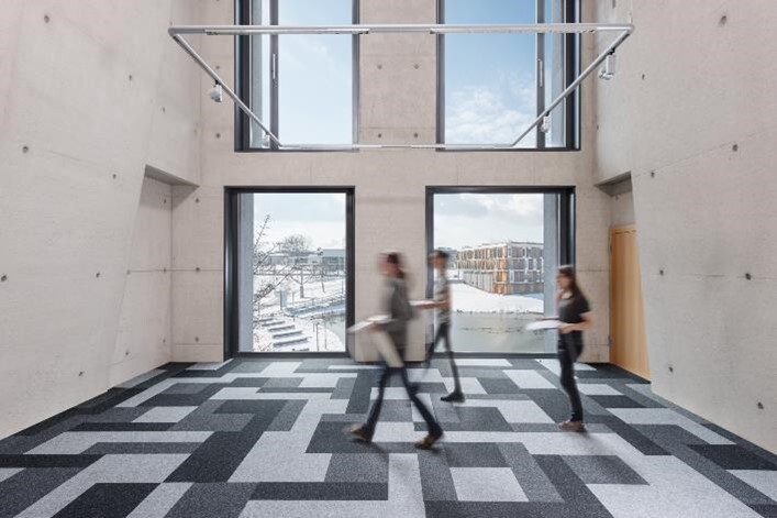 Neben allen anderen positiven Eigenschaften gestaltet der geprüft raumgesunde FINETT DIMENSION Nadelvlies optisch spannende Räume. Foto: Findeisen Neben allen anderen positiven Eigenschaften gestaltet der geprüft raumgesunde FINETT DIMENSION Nadelvlies optisch spannende Räume. Foto: Findeisen