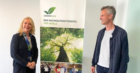 Suzann Heinemann und Peter Bachmann machen der Hotelbranche ein umfassendes Zertifizierungs- und Entwicklungsangebot für nachhaltigen und gesunden Tourismus. Suzann Heinemann und Peter Bachmann machen der Hotelbranche ein umfassendes Zertifizierungs- und Entwicklungsangebot für nachhaltigen und gesunden Tourismus.