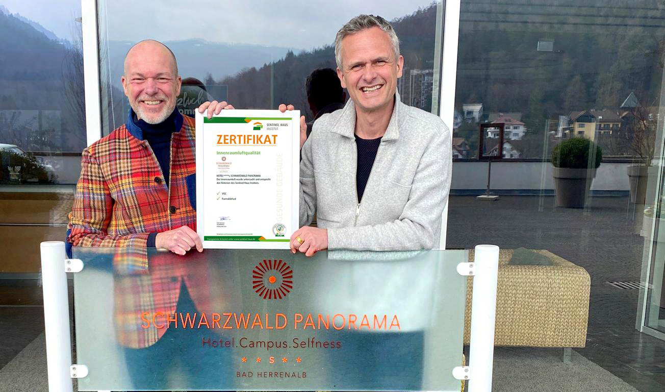 Der Geschäftsführer vom Sentinel Haus Institut Peter Bachmann überreicht dem Schwarzwald Panorama Hotel das Zertifikat. Der Geschäftsführer vom Sentinel Haus Institut Peter Bachmann überreicht dem Schwarzwald Panorama Hotel das Zertifikat.