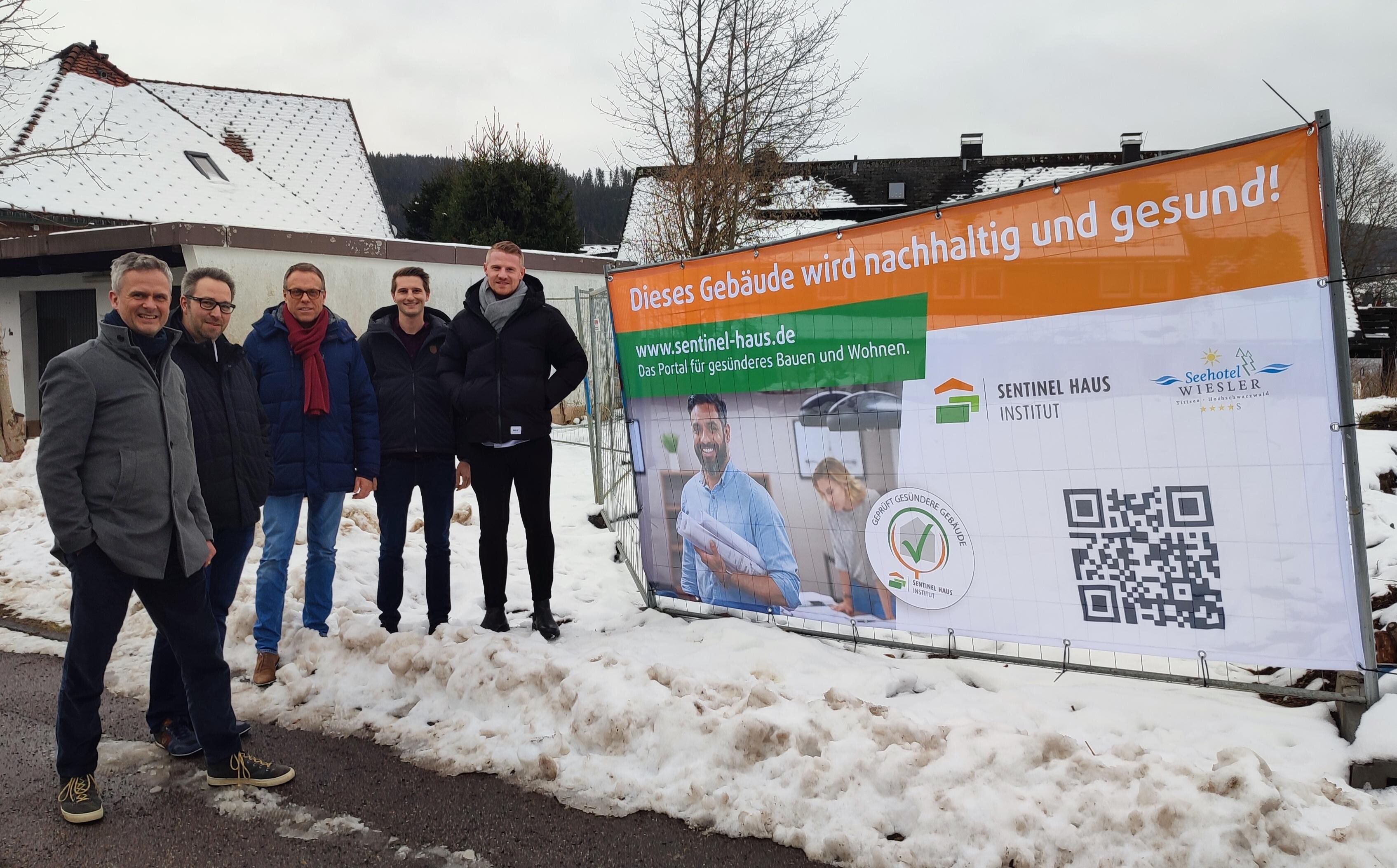 Das Team vorort bei der Baustelle in Titisee-Neustadt. Rechts davon der neue Banner. Das Team vorort bei der Baustelle in Titisee-Neustadt. Rechts davon der neue Banner.